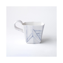 Filiżanka z niebieskimi nacięciami ze spodkiem